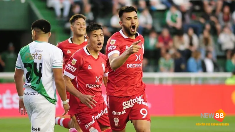 Cầu thủ Huracan vượt qua phòng ngự của Banfield trong trận đấu bóng đá Cầu thủ Huracan vượt qua phòng ngự của Banfield trong trận đấu bóng đá